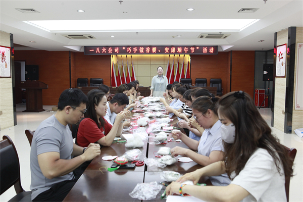 ，6月20日上午，一八六公司团委在高新基地五楼会议室举办了“巧手做香囊、安康端午节”活动，二十余名团员青年参加了本次活动，活动由公司党委工作部主任、团委书记王晓云主持。摄影：郭玉佳 (3).jpg