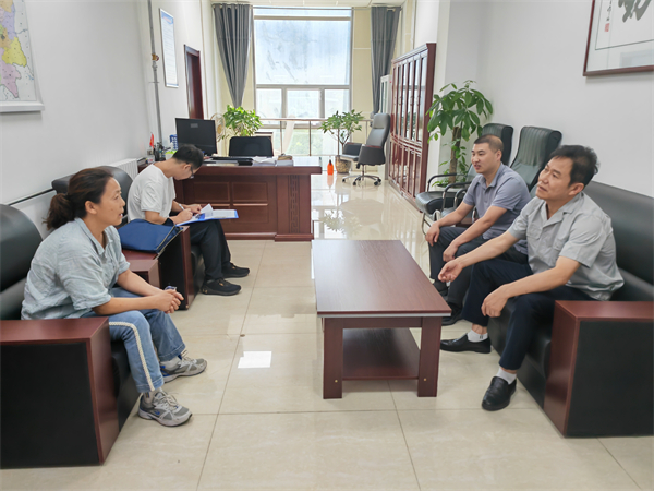 8月14日，陕煤地质工会女职委主任薛选宁一行前往麟游县崔木镇，走访慰问了常年驻守在崔木煤矿的一八六公司矿井地质技术工程一处、永陇投资公司一线职工。摄影：蔡立卓.jpg