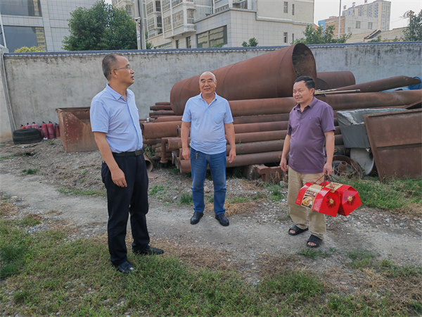 9月13至14日，一八六公司党委书记、工会主席李存购一行3人先后前往彬州市、麟游县崔木镇、平凉市崇信县等地开展“中秋”节前慰问活动，为长期驻守在野外一线的390余名职工送去了节日慰问品。摄影：蔡立卓 (1).jpg